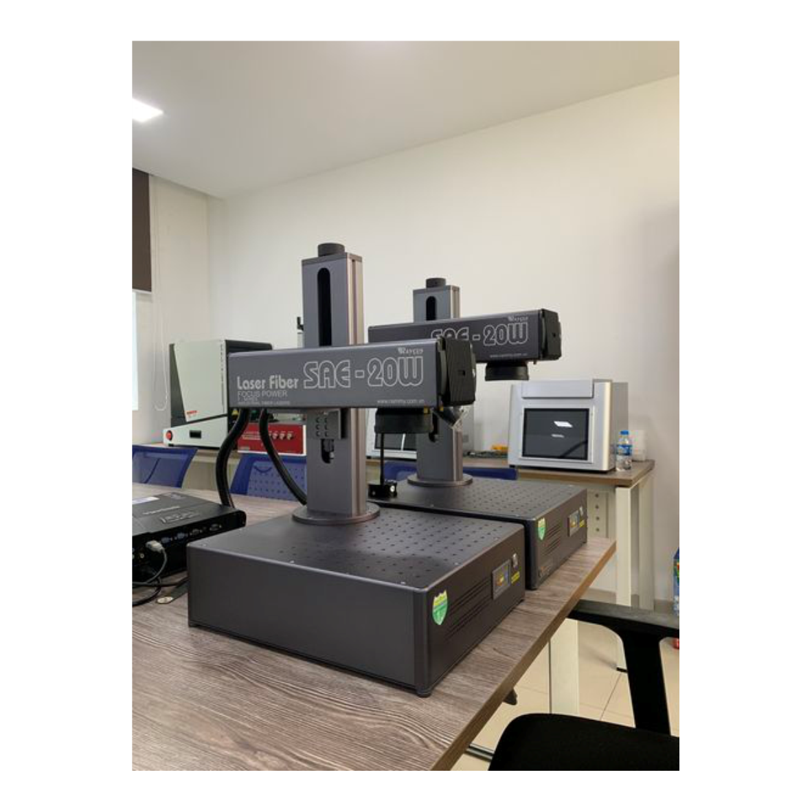 ĐIỂM GIỐNG VÀ KHÁC GIỮA MÁY KHẮC LASER FIBER VÀ MÁY KHẮC LASER CO2